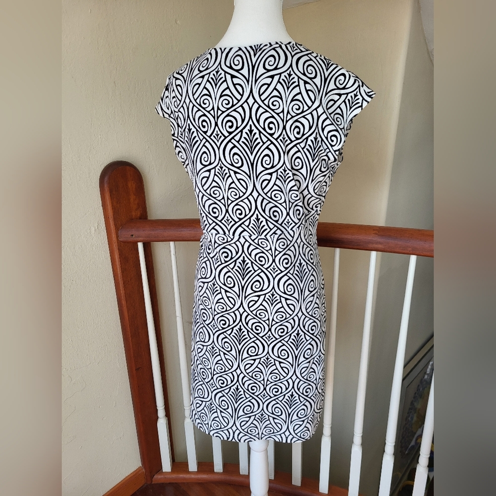 Title Nine size Medium black & white patterned cap sleeve dress - Picture 2 of 6
